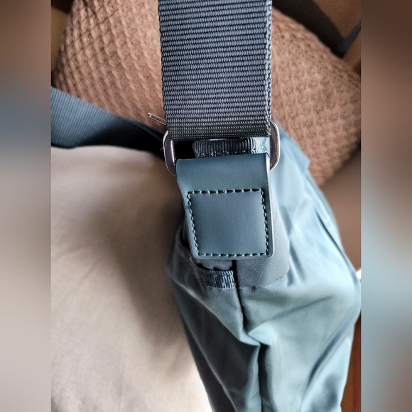 NWOT- Lululemon Gym Shoulder/City Bag - Picture 14 of 16